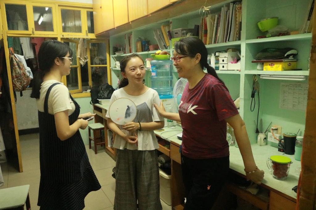 彭水英书记深入寝室与学生交流